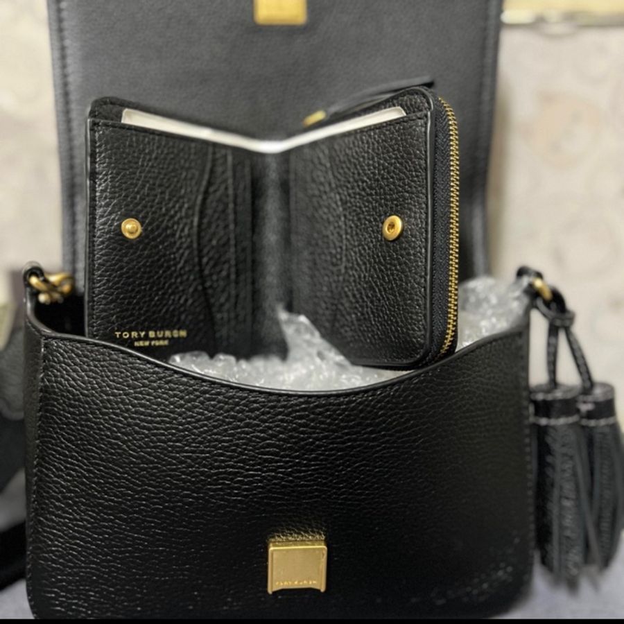 TB Tory Burch 黑浮雕十字Logo掀蓋側背包-3