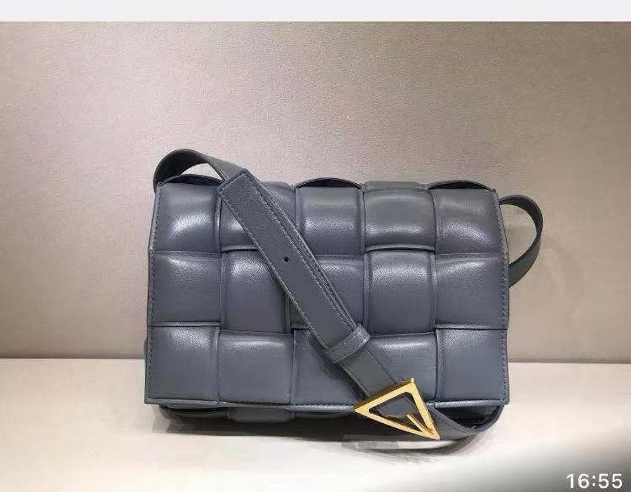 Bottega Veneta 女士 PADDED CASSETTE加襯斜挎包均碼碼25cm*6cm*15cm-0