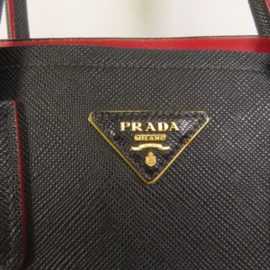PRADA Saffiano皮革Handbag金扣手挽袋-6