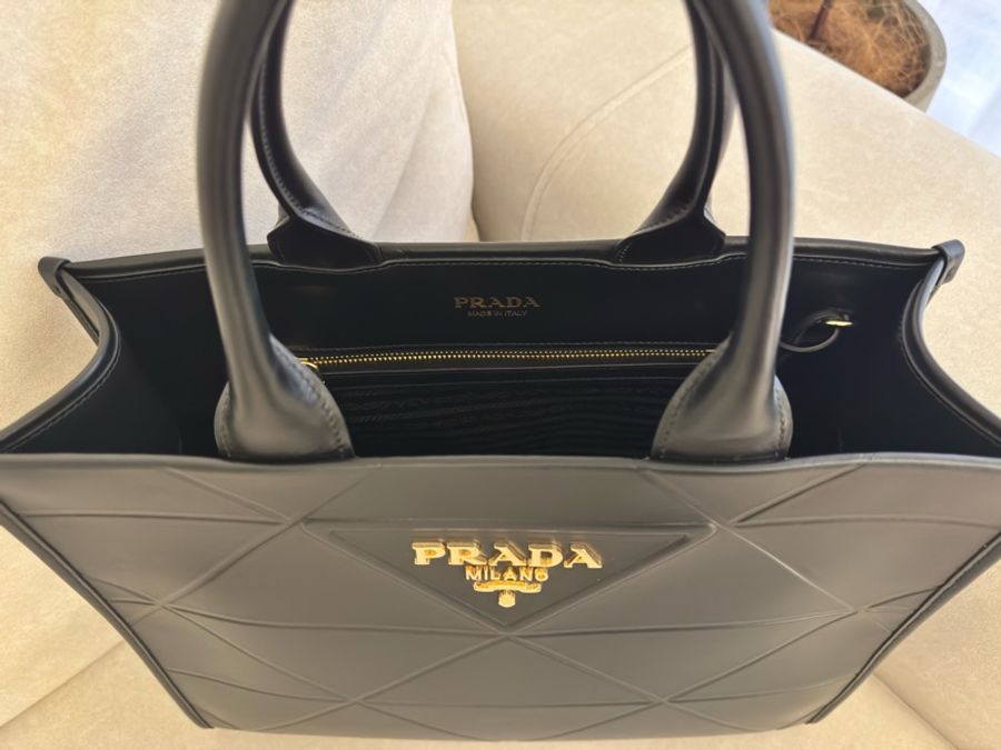 PRADA Symbole 中 三角壓花牛皮手提托特包(黑色)-3