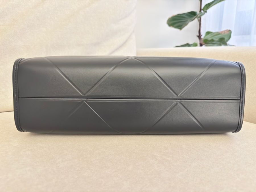 PRADA Symbole 中 三角壓花牛皮手提托特包(黑色)-6