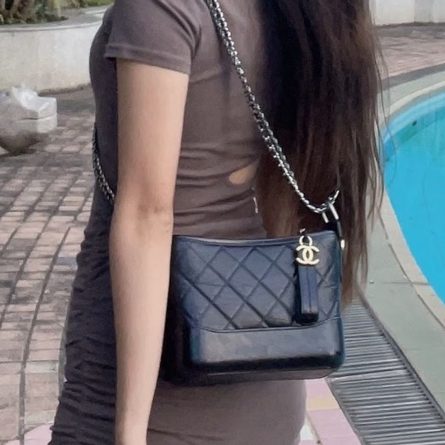 百搭必備款😍極新限量✨Chanel黑金小號Gabrielle流浪包單肩斜挎包-1