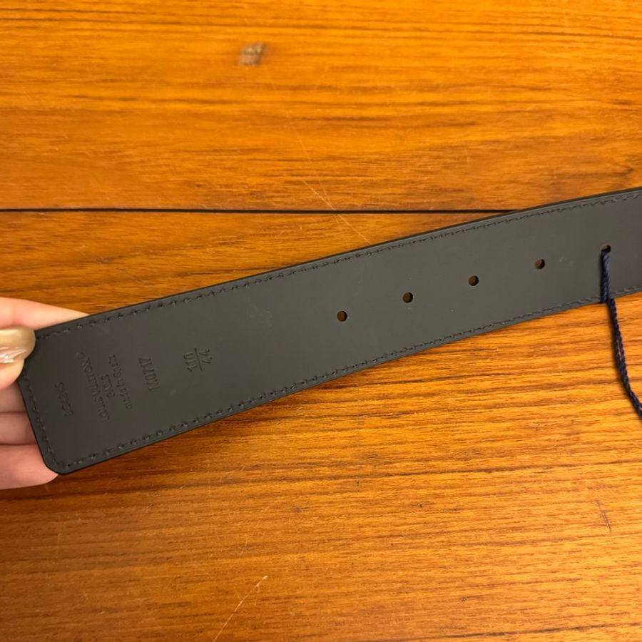 LV M0717Q銀線條logo壓紋皮帶110cm 超特別的款式✨-9