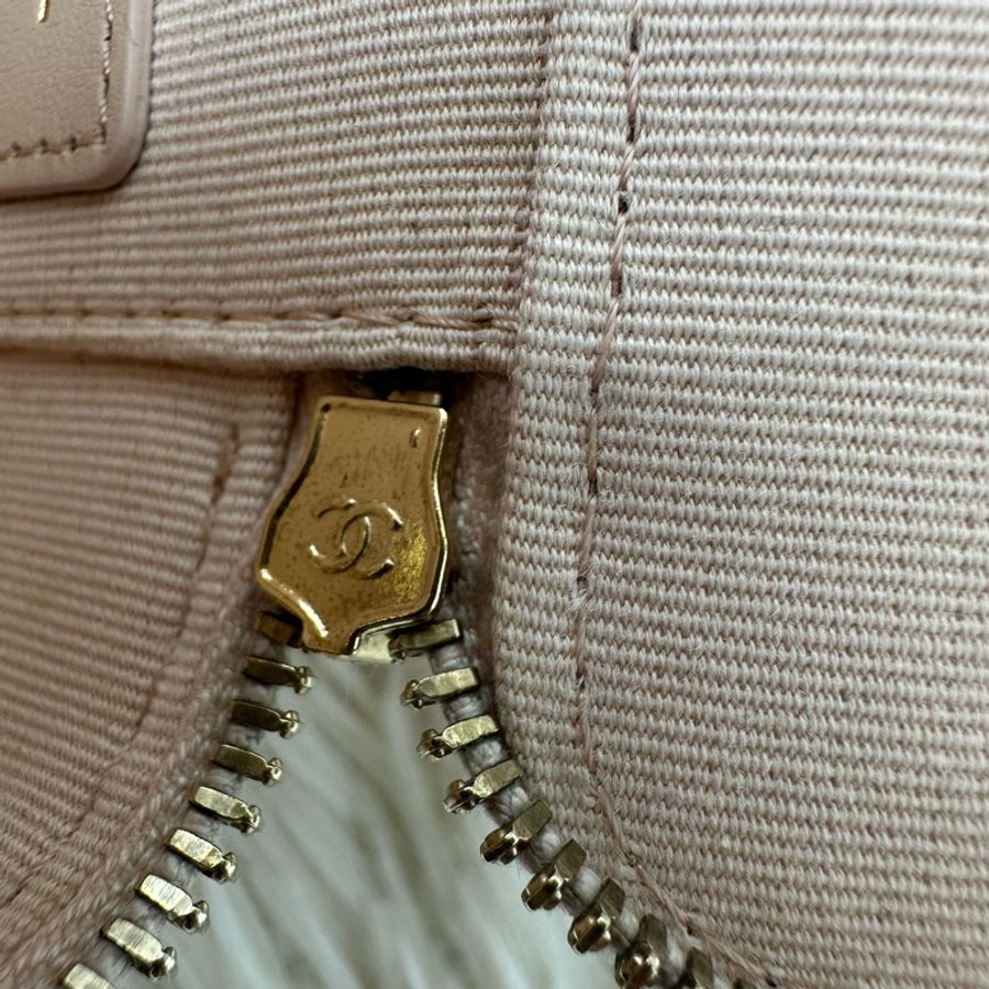 CHANEL 裸粉色荔枝皮金扣小方盒 斜肩包-9