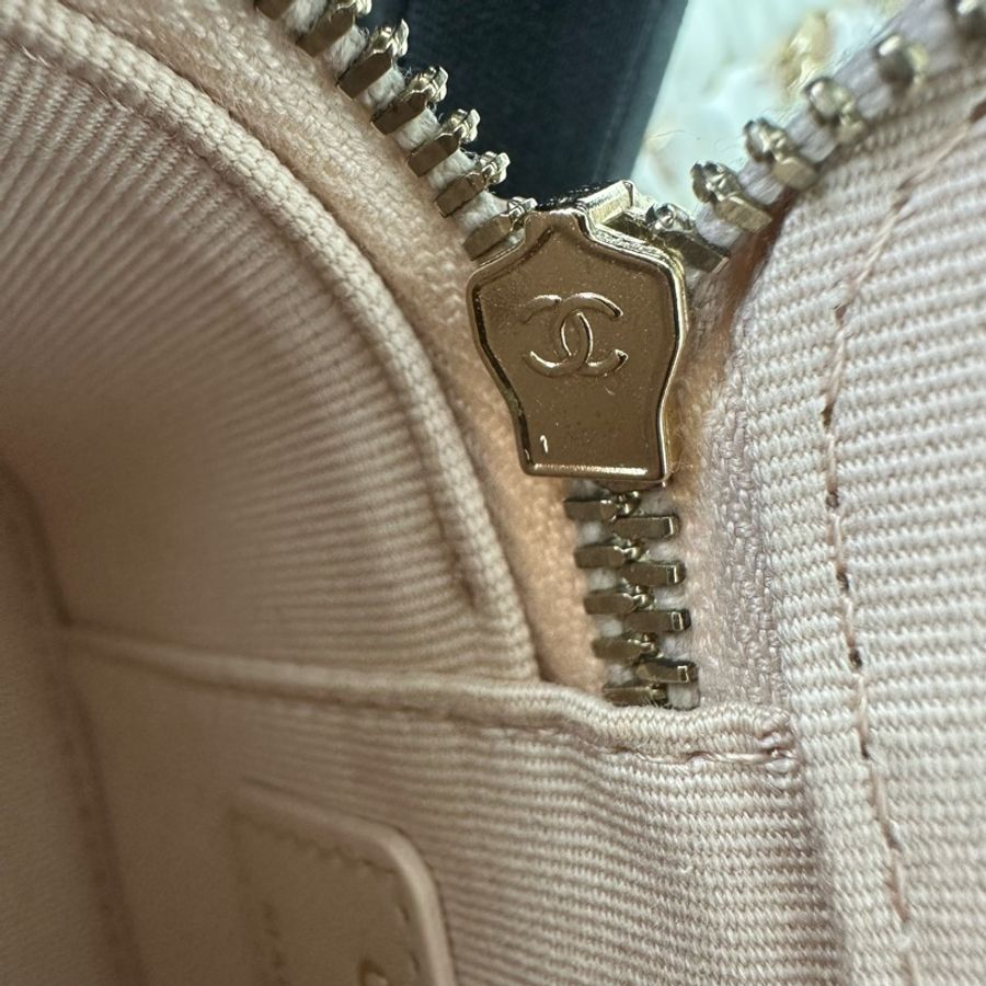 CHANEL 裸粉色荔枝皮金扣小方盒 斜肩包-10