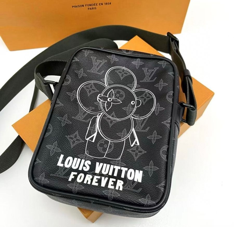 Louis Vuitton 路易威登 Pop Up聯名款 Vivienne 老花滿印相機包 單肩包 斜挎包 尺寸約22x16-1