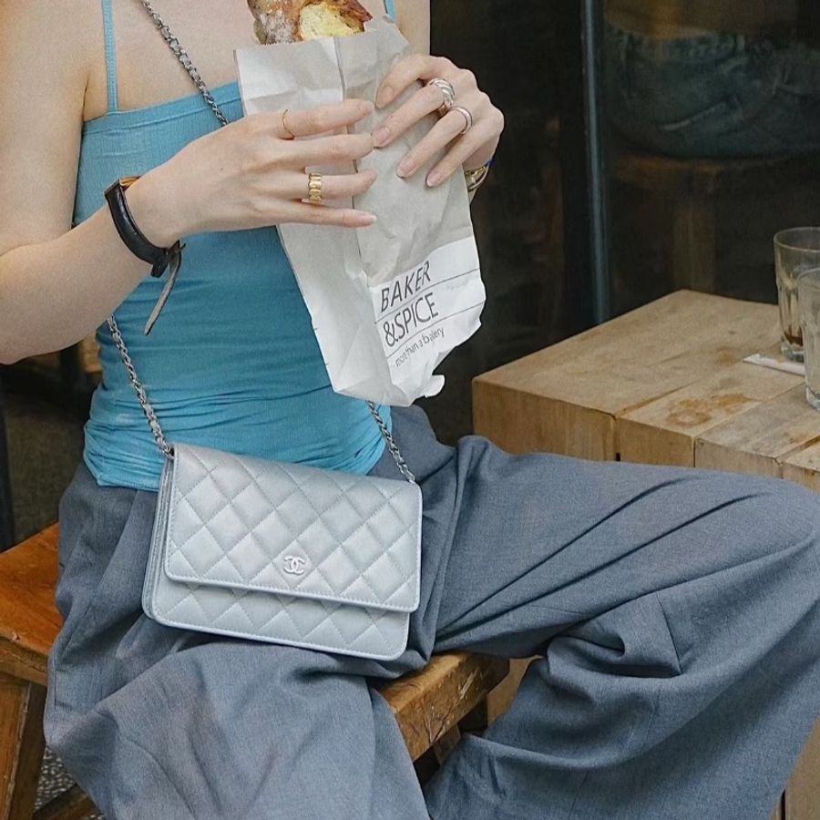 Chanel woc發財包淺灰色銀扣羊皮19*12*4 全新閒置盒子塵袋-1