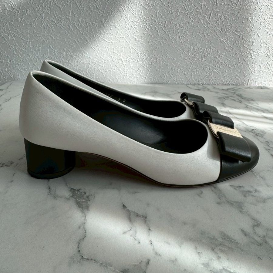 🎉上班必入 FERRAGAMO 白色拼黑底低跟鞋-1