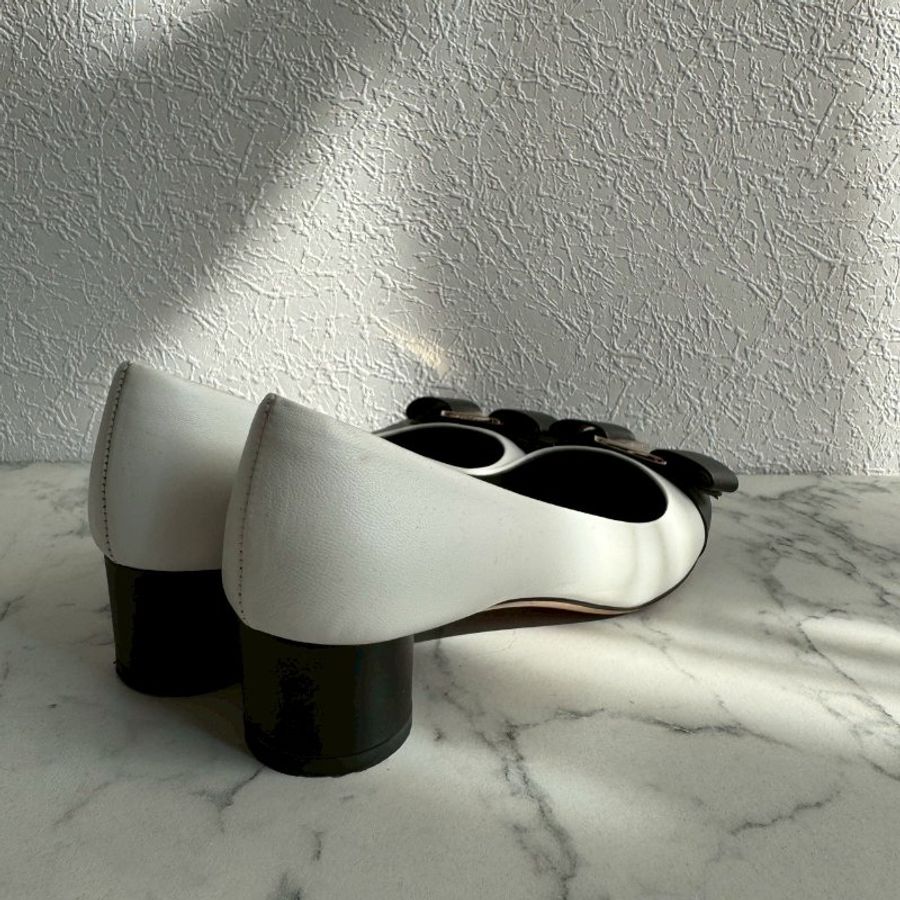 🎉上班必入 FERRAGAMO 白色拼黑底低跟鞋-3