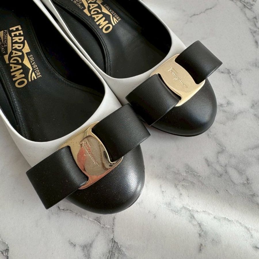 🎉上班必入 FERRAGAMO 白色拼黑底低跟鞋-4