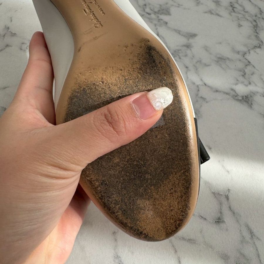 🎉上班必入 FERRAGAMO 白色拼黑底低跟鞋-11