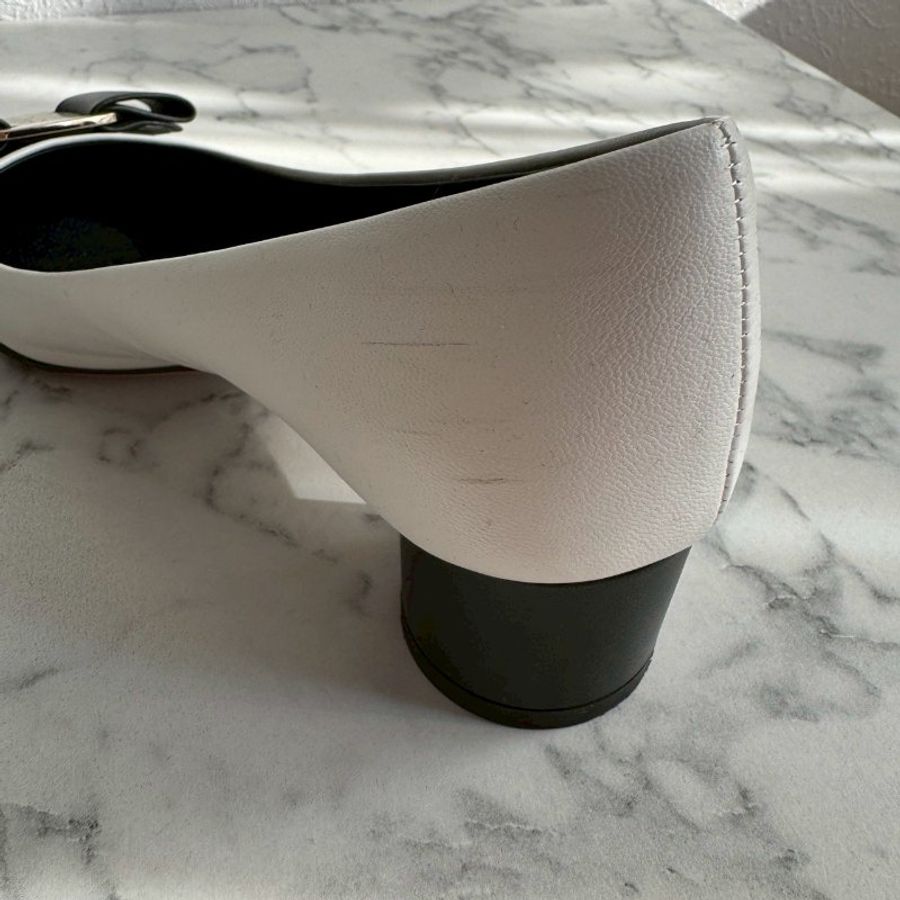 🎉上班必入 FERRAGAMO 白色拼黑底低跟鞋-12