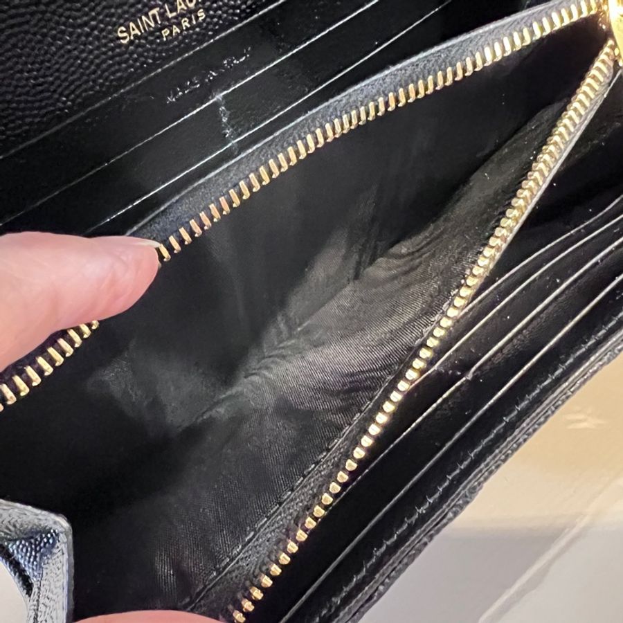 YSL 黑荔枝牛皮山型紋金釦信封下蓋12卡長夾-13