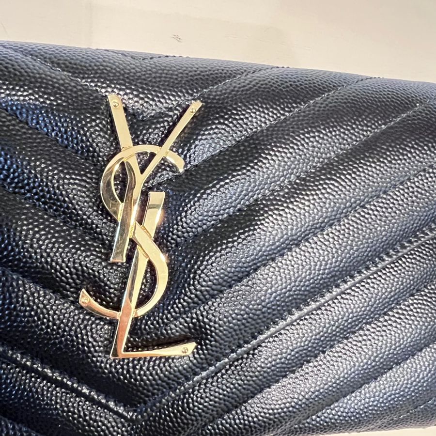 YSL 黑荔枝牛皮山型紋金釦信封下蓋12卡長夾-15