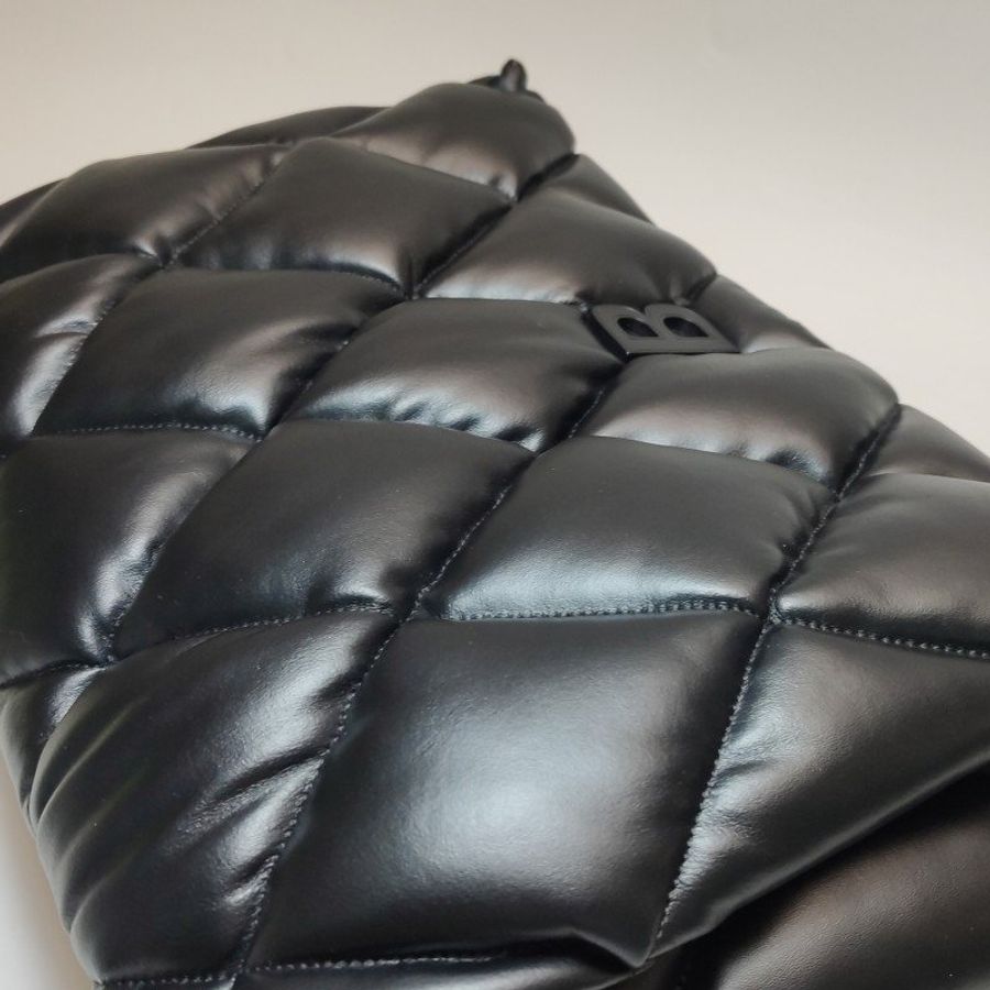 Balenciaga牛皮純色菱格絎縫B扣飾手拿包-11