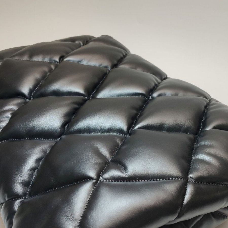 Balenciaga牛皮純色菱格絎縫B扣飾手拿包-12