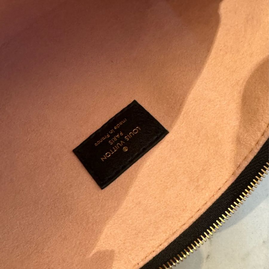 LV M12068黑壓紋 Coussin HOBO MM兩用包-29