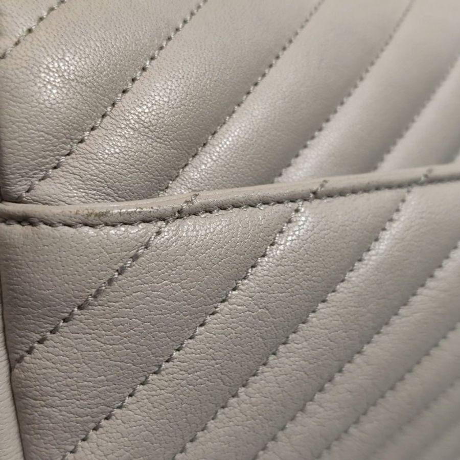 Saint Laurent College羊皮純色V紋YSL標誌單肩包-16