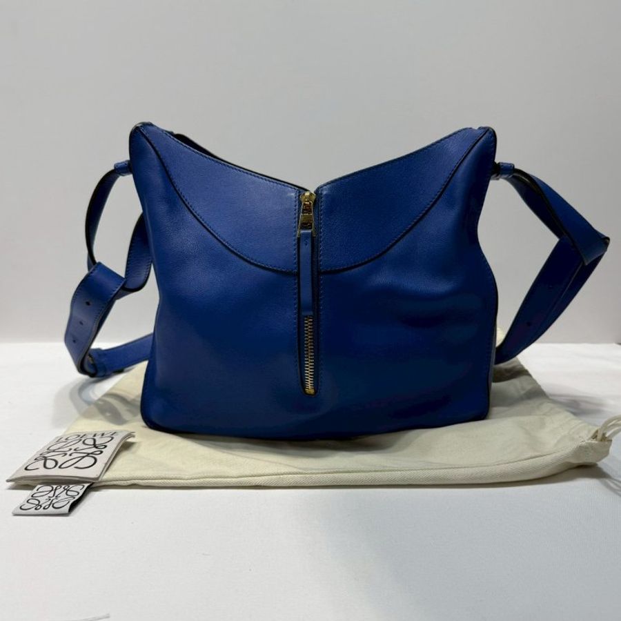 LOEWE 皇家藍中款吊床包-1