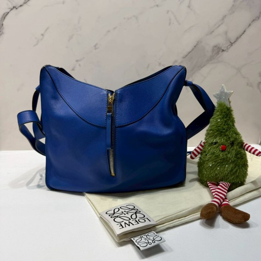 LOEWE 皇家藍中款吊床包-1