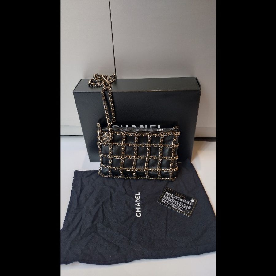 Chanel 金鍊黑皮方格鍊帶小斜背包-2