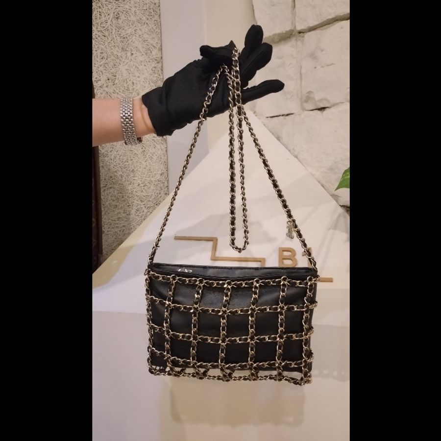 Chanel 金鍊黑皮方格鍊帶小斜背包-4