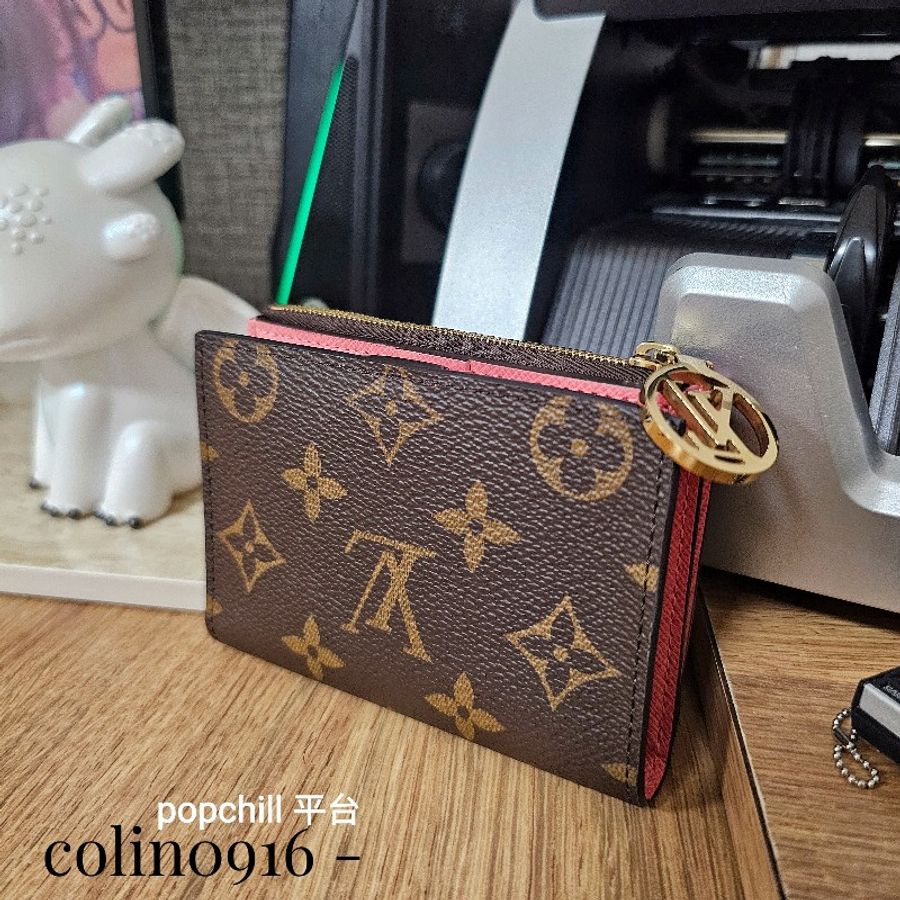 [專櫃缺貨款品項新農曆新年甜價🧧] LV老花金釦Lisa對釦內粉短夾-0