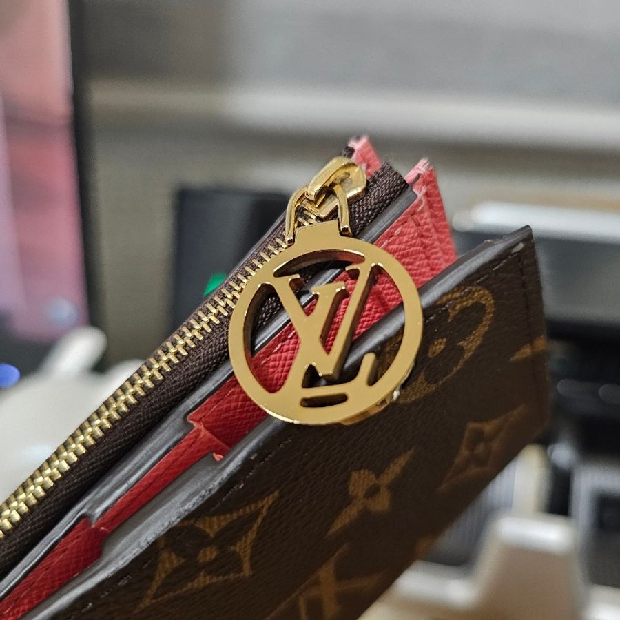 [專櫃缺貨款品項新農曆新年甜價🧧] LV老花金釦Lisa對釦內粉短夾-5