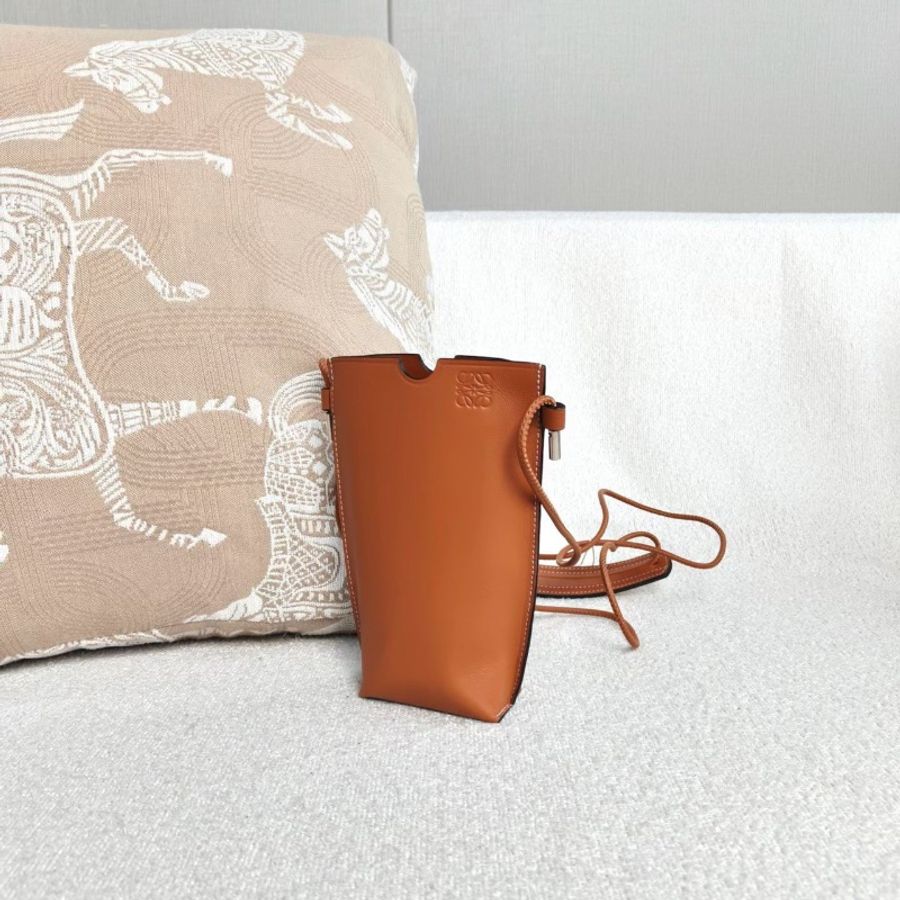 Loewe 焦糖色GatePocket手機包 7*17*4 98新配件塵袋-3