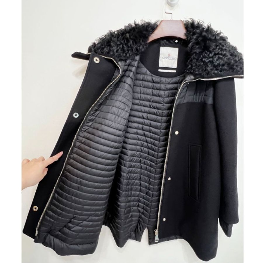 MONCLER 黑色毛領A字羽絨長版大衣 2/M-3