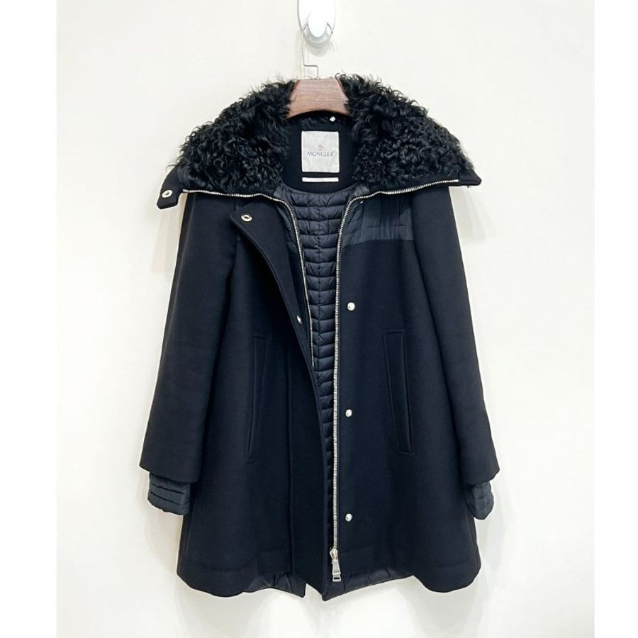 MONCLER 黑色毛領A字羽絨長版大衣 2/M-5