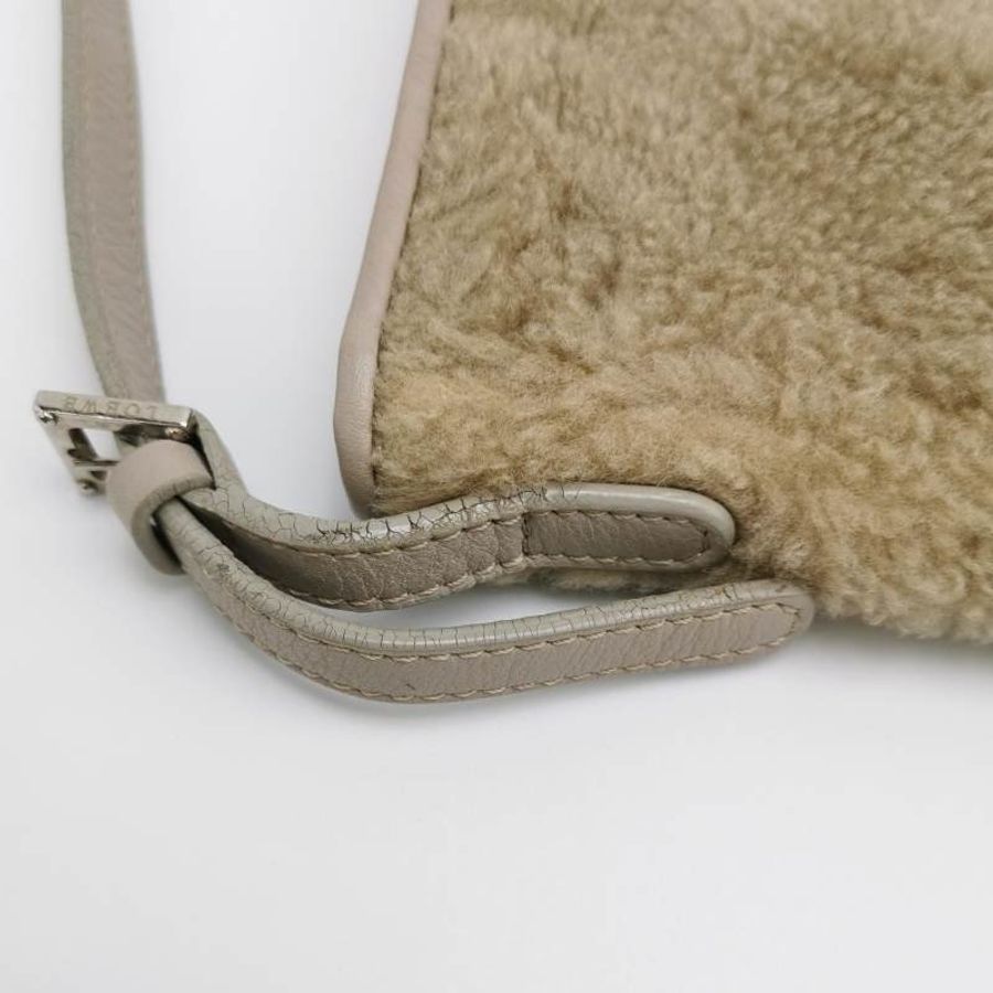 Loewe牛皮純色拉鏈單肩包-10