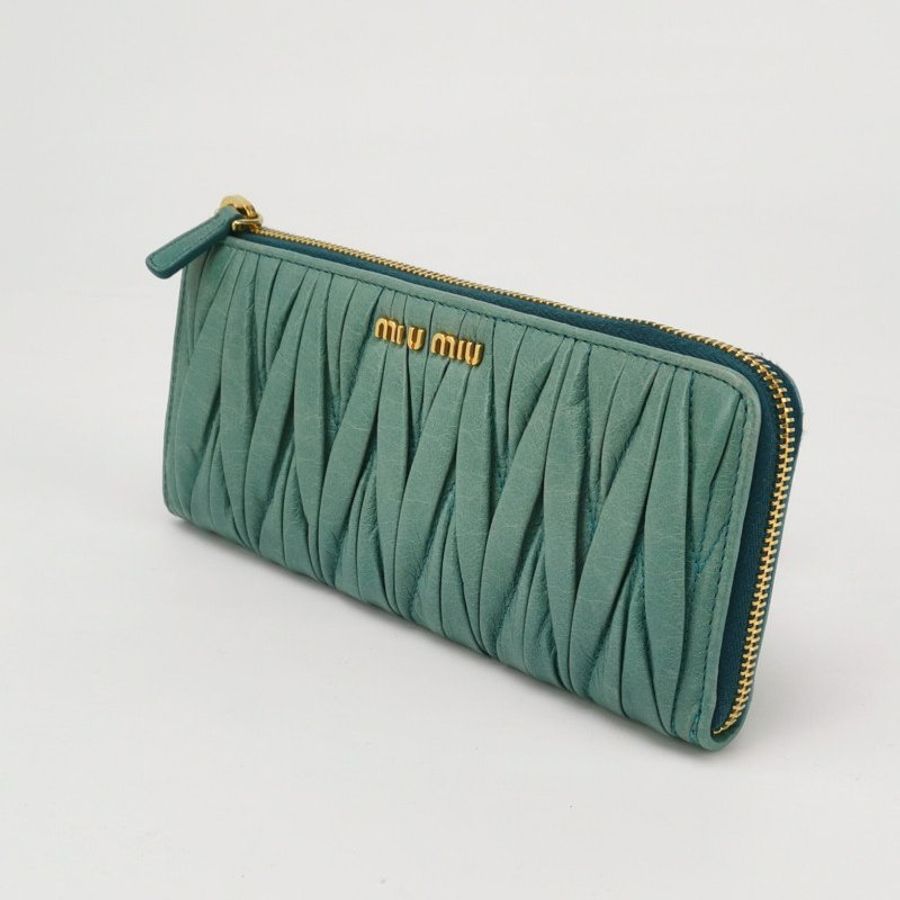 Miu Miu Matelasse油蠟皮純色褶皺字母Logo手拿包-1