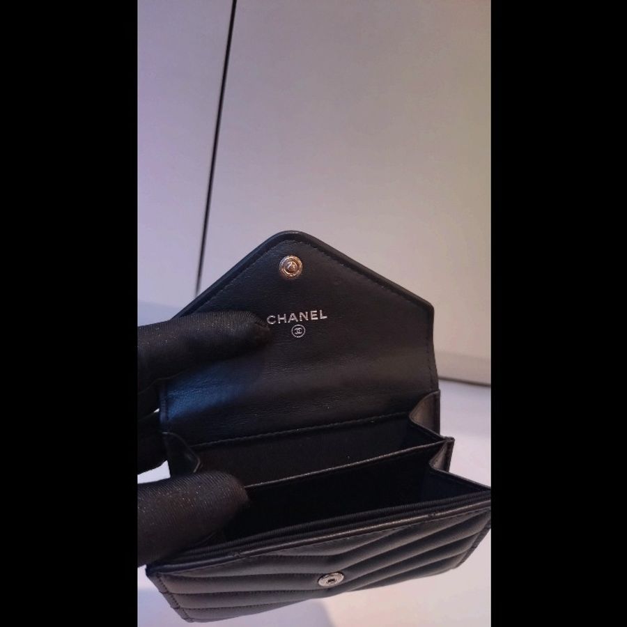 Chanel 黑皮V格下蓋卡片零錢包-16