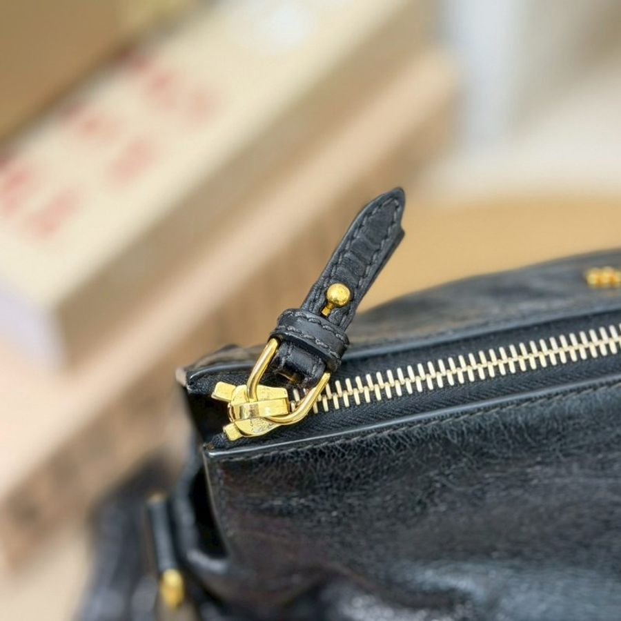 (酷酷女孩一定要有!😎)🏷Miumiu 繆繆.蝴蝶結機車包 油蠟皮 小號-16