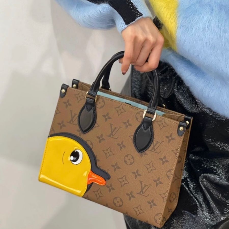 LV✖️Sun Yitian 小黃鴨聯名款 Onthego 托特包 手提單肩斜挎包 小號 老花滿logo 帶零錢包 尺寸約25*12*19cm 附件:塵袋 肩帶 零錢包-1
