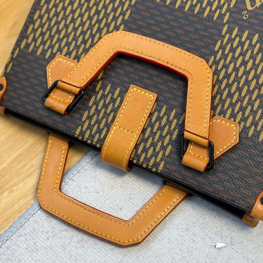 LV Nigo 限量聯名 琴譜托特斜背包-15