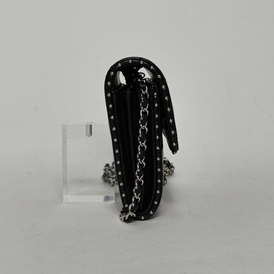 CHANEL 黑色羊皮26開銀扣CFWOC季節款鉚釘mini肩背包-1
