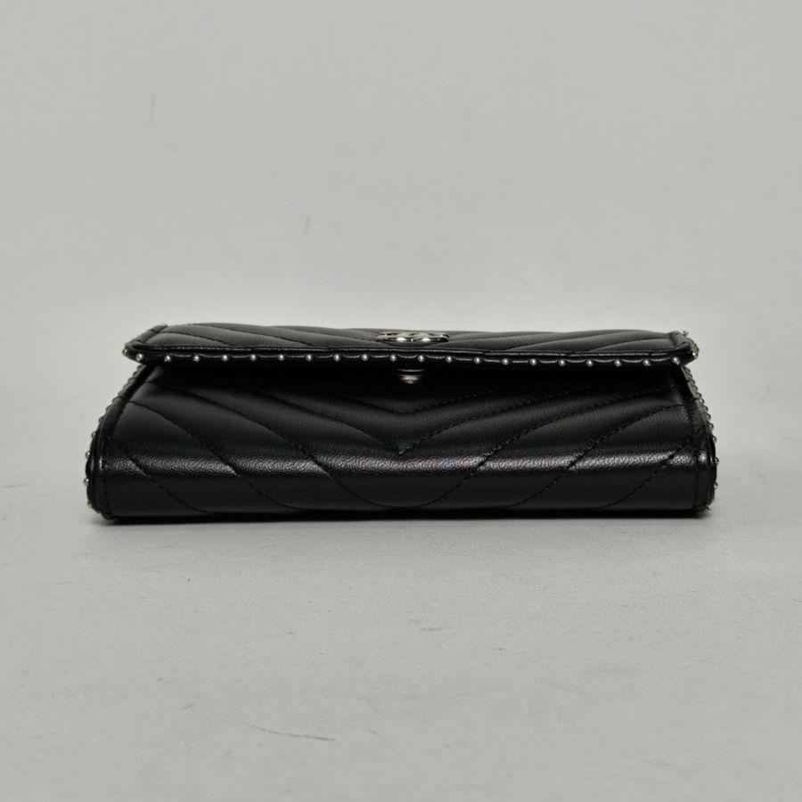 CHANEL 黑色羊皮26開銀扣CFWOC季節款鉚釘mini肩背包-3