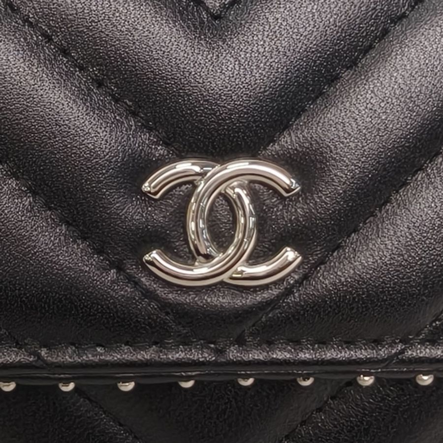 CHANEL 黑色羊皮26開銀扣CFWOC季節款鉚釘mini肩背包-4