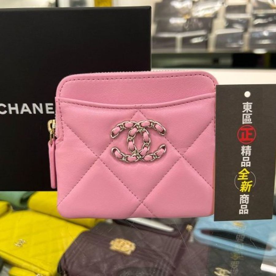 東區正精品㊣CHANEL 19 AP2086 全新香奈兒粉紅色羊皮銀色皮穿鍊LOGO 方型卡片零錢包 RA1689-0
