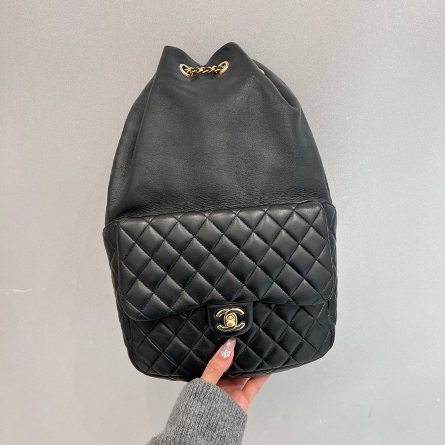 Chanel黑金羊皮束口雙肩包-0