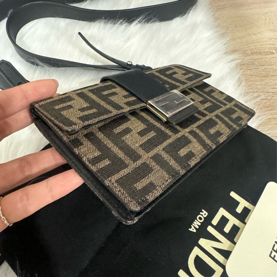 Fendi 經典老花 法棍斜背包-9