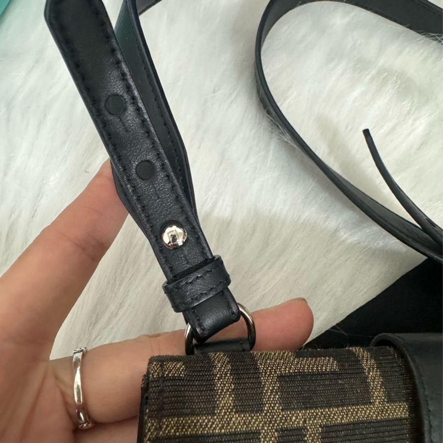 Fendi 經典老花 法棍斜背包-11