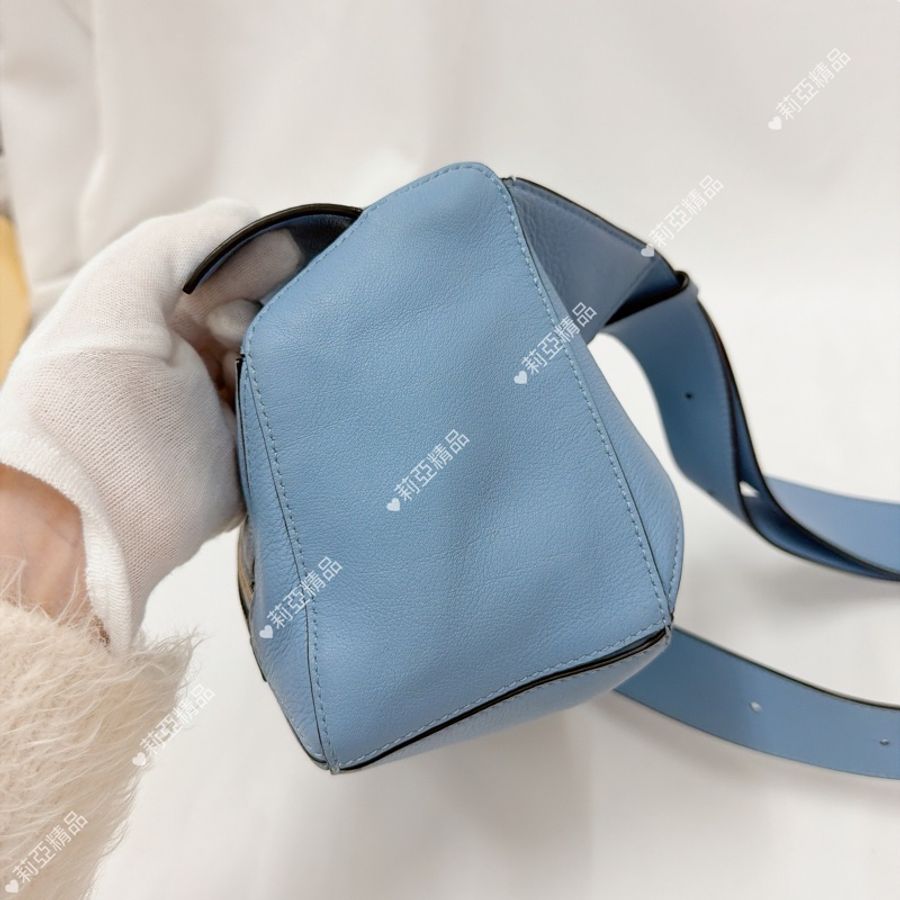 莉亞精品♡ Loewe puzzle bumbag 淺藍胸包 二手美包-6