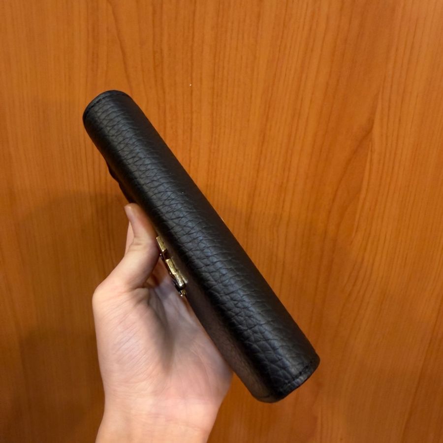 LV 黑牛皮Capucines金釦8卡三折短夾-4