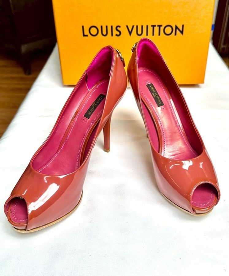 Louis Vuitton 櫻花粉漆皮金鎖頭高跟鞋 鞋碼38-1