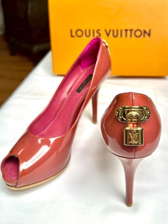 Louis Vuitton 櫻花粉漆皮金鎖頭高跟鞋 鞋碼38-2