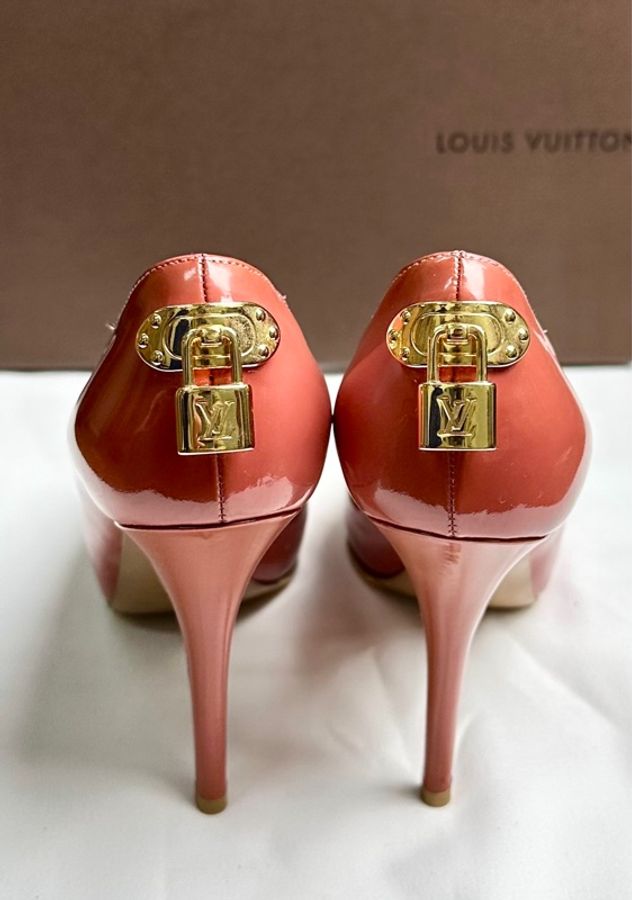 Louis Vuitton 櫻花粉漆皮金鎖頭高跟鞋 鞋碼38-4