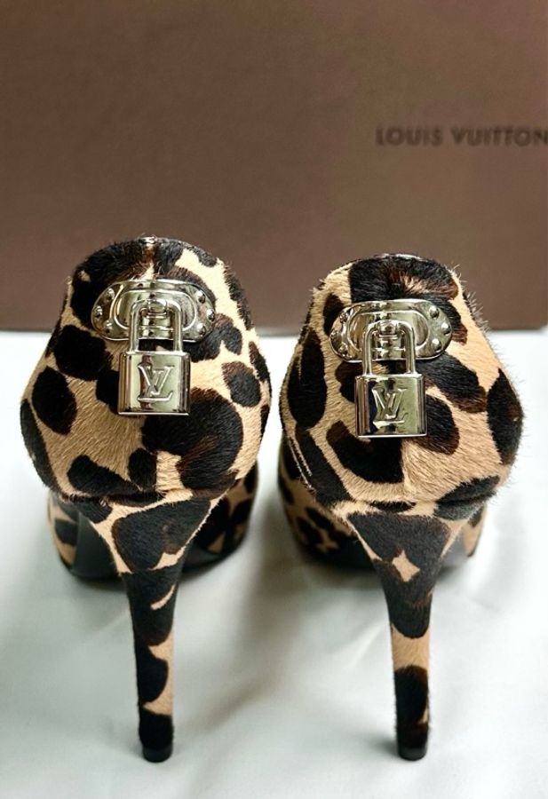 Louis Vuitton 經典鎖頭裝飾豹紋馬毛露趾高跟鞋 鞋碼37.5-1